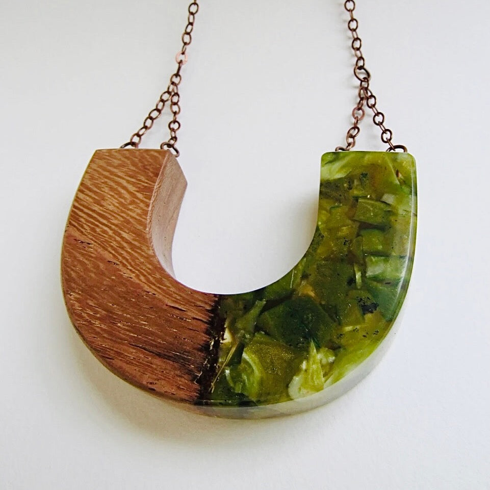 U-shaped wood and green necklace