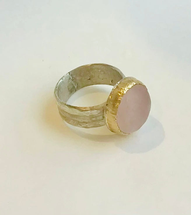 Rose quartz one groove ring